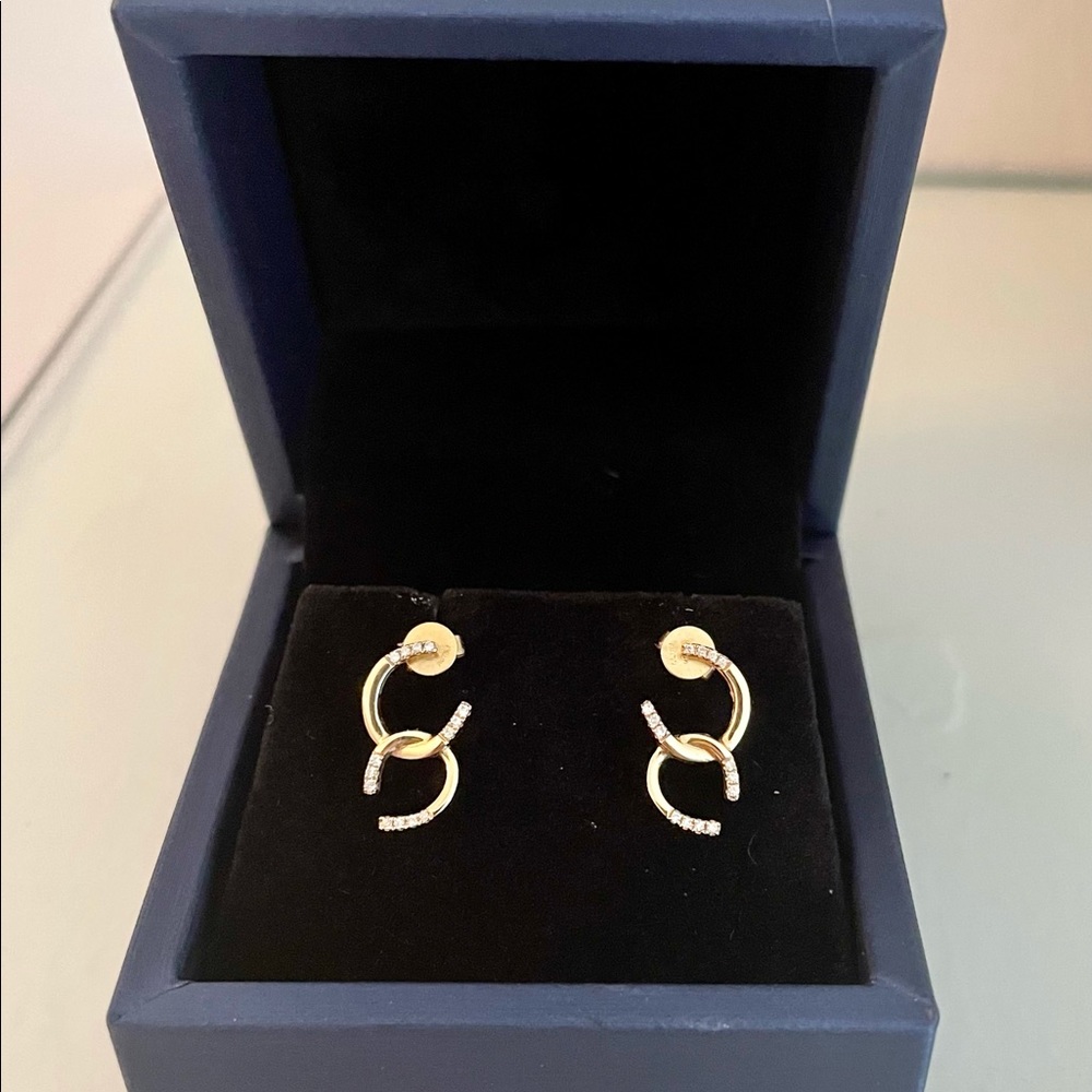 Solid 18k gold earring with diamonds